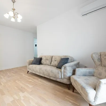 Eva - Bright With Balcony Near Veranda Mall *