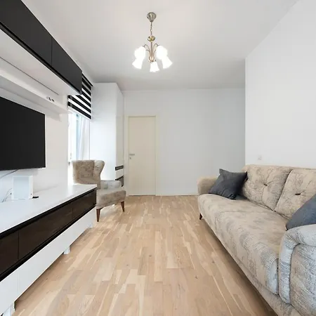 Eva - Bright With Balcony Near Veranda Mall Apartment *