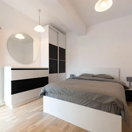 Eva - Bright With Balcony Near Veranda Mall Apartment