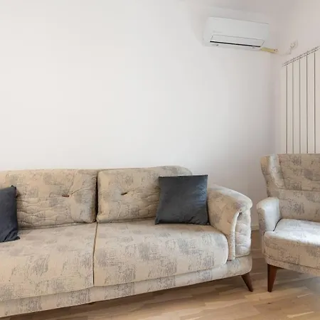 Eva - Bright With Balcony Near Veranda Mall Apartment