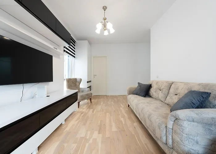 Eva - Bright With Balcony Near Veranda Mall Apartment *