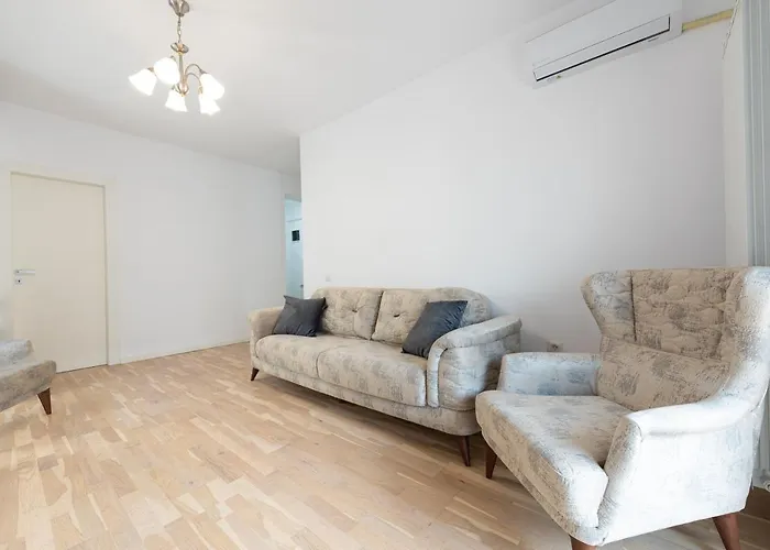 Eva - Bright With Balcony Near Veranda Mall *